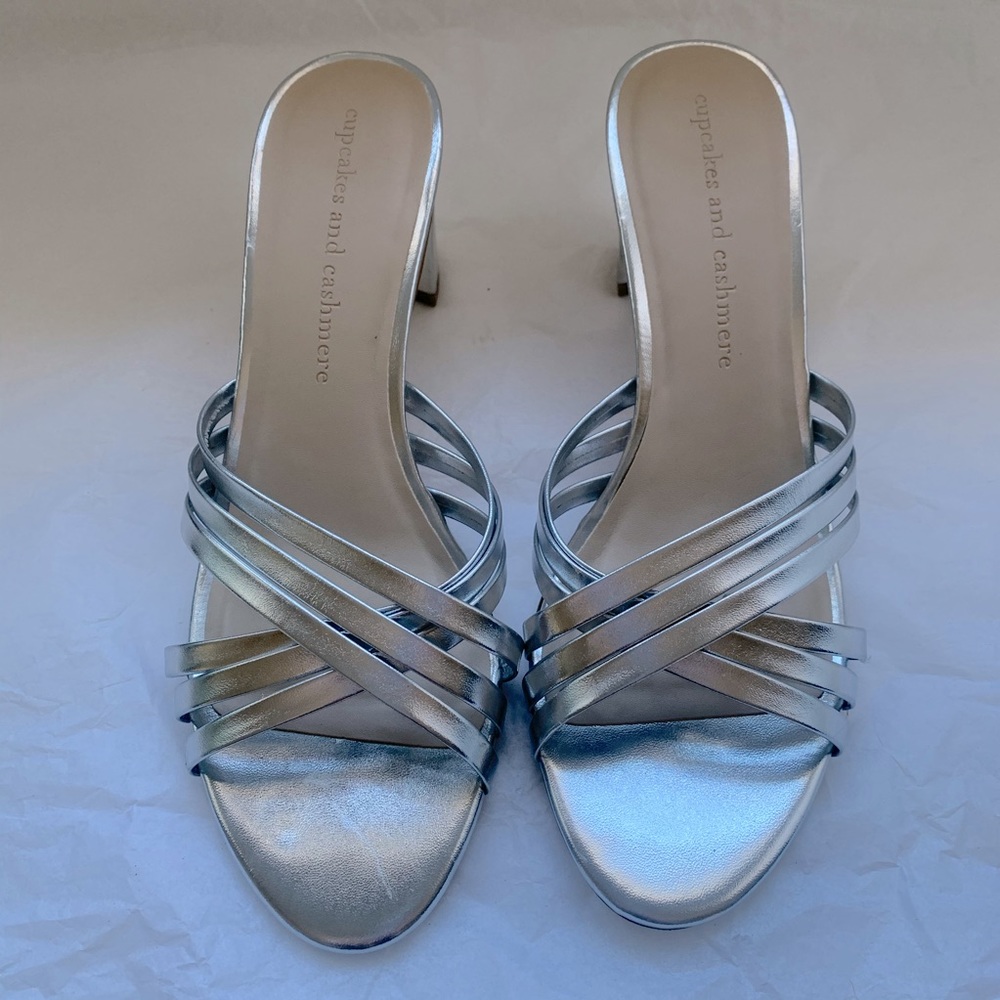 Cupcakes & Cashmere NWOT Silver Mavell Sandal 8.5